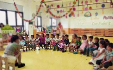 幼儿园小班科学教案《玩球的乐趣》